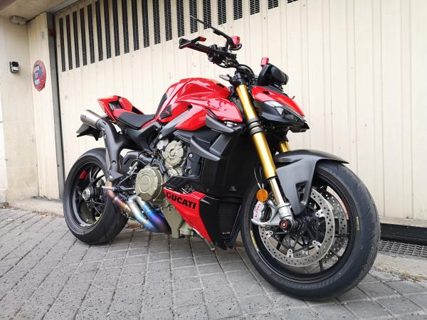 DUCATI STREETFIGHTER V4S AKRAPOVIC 