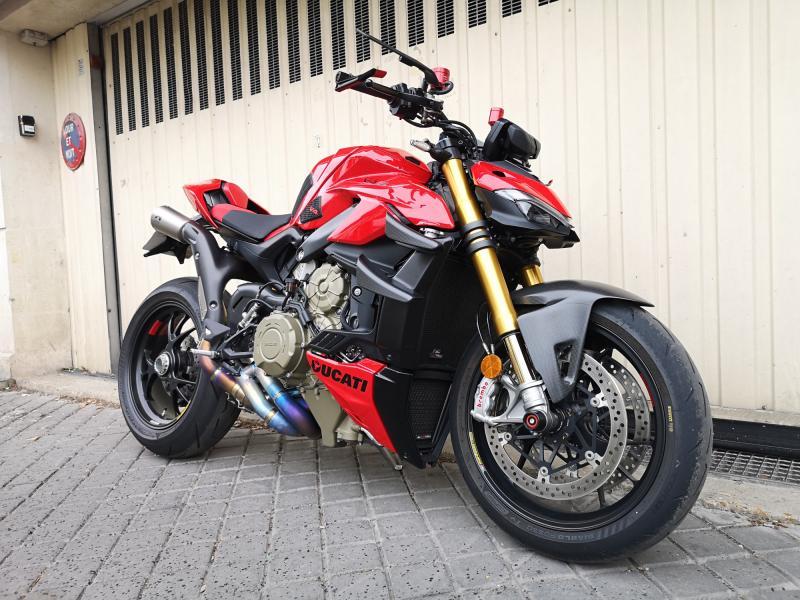 DUCATI STREETFIGHTER V4S AKRAPOVIC 