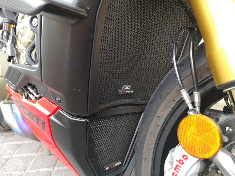DUCATI STREETFIGHTER V4S AKRAPOVIC 