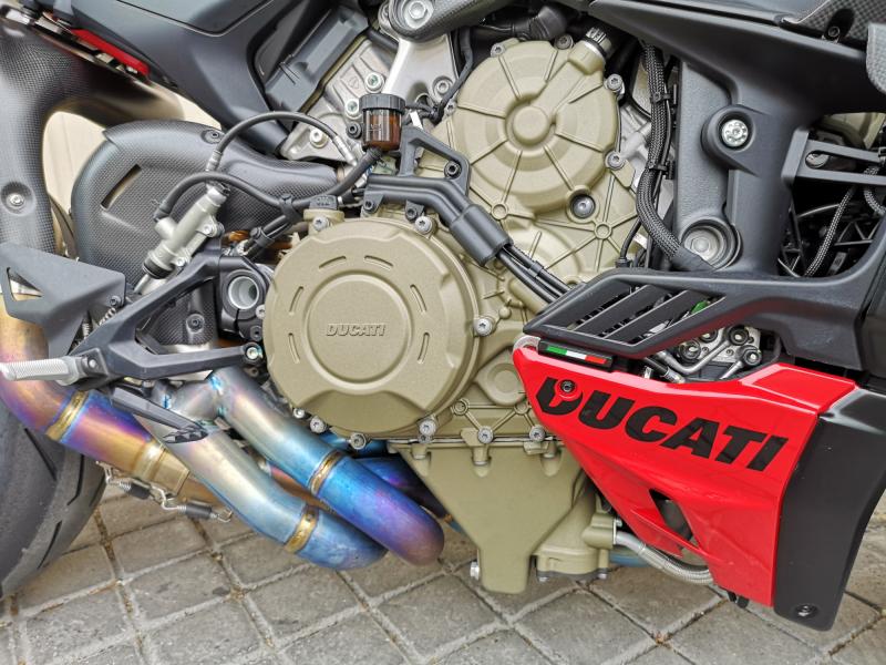 DUCATI STREETFIGHTER V4S AKRAPOVIC 