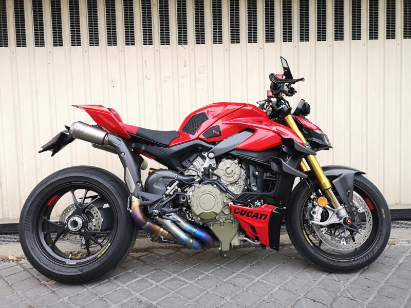 DUCATI STREETFIGHTER V4S AKRAPOVIC 