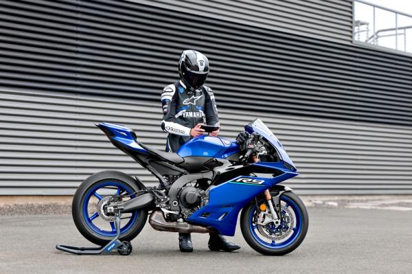 YAMAHA R9